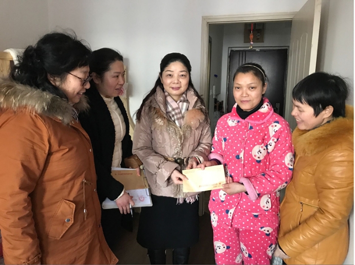 区妇联慰问图1_副本.jpg