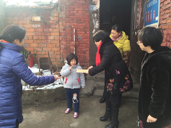 区妇联慰问图_副本.jpg