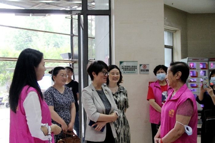 格式工厂武汉市妇联党组书记、妇联主席魏静走访了解积玉桥街融侨华府社区妇女小组建设情况