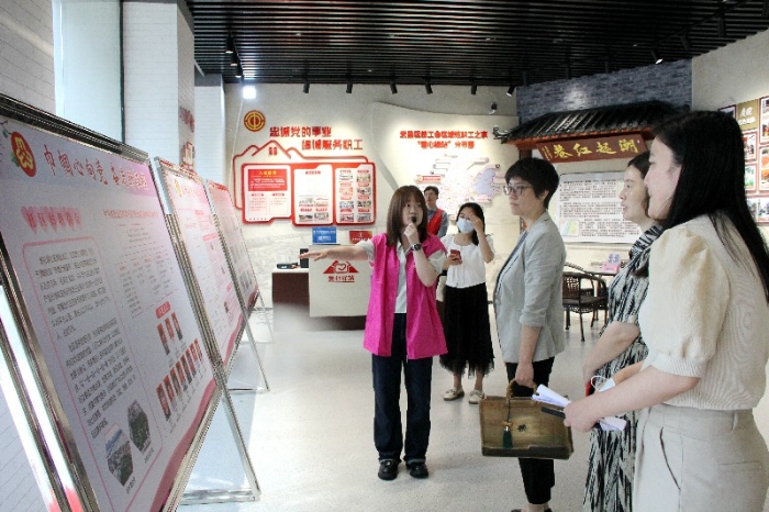 格式工厂武汉市妇联党组书记、妇联主席魏静走访了解中华路街道都府堤社区”姐妹共建幸福家园“工作情况