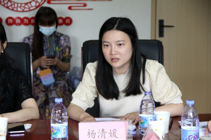 格式工厂武昌区中华路街道办事处副主任、妇联主席杨清媛汇报中华路街道“姐妹共建 幸福家园”工作进展情况