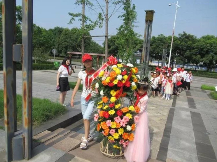 将军铜像前敬献了花篮"五老服务组"老干部陈继政同志讲述了听党话,跟